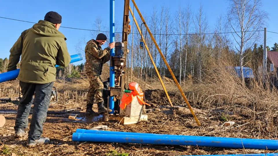 Монтаж синей обсадной колонны у малогабаритной установки в Кузовлево
